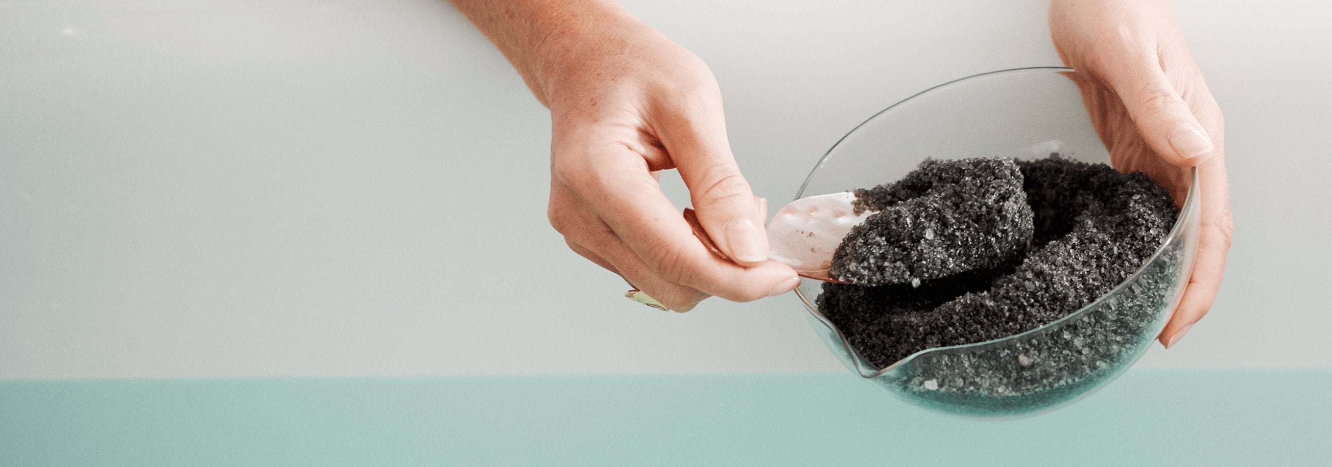 Incorporating elements of TCM, herbalism, and aromatherapy, we developed each bath with a unique blend of salts, botanicals, and essential oils to address end-of-day needs.