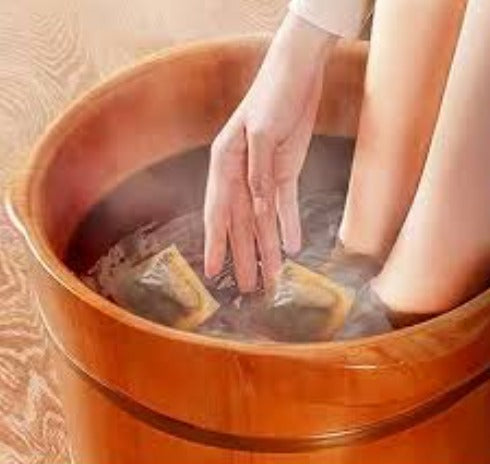 Prepare the Soak Fill a basin with warm water, adjusting the temperature to your liking. Add 3-5 tea bags, allowing their essence to infuse the water with their therapeutic properties. Watch as the water takes on a rich, soothing hue, inviting you to step in.